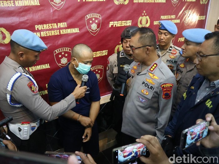 Tersangka inisial AD, pembunuh pria yang mayatnya ditemukan di jurang Kayen, Pati, saat dihadirkan di Polresta Pati, Rabu (30/7/2025).