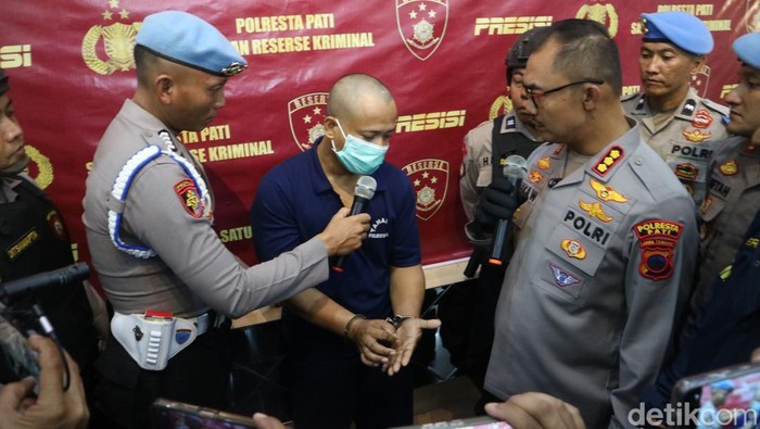 Tersangka AD (34) saat dihadirkan di Polresta Pati, Rabu (30/7/2025).