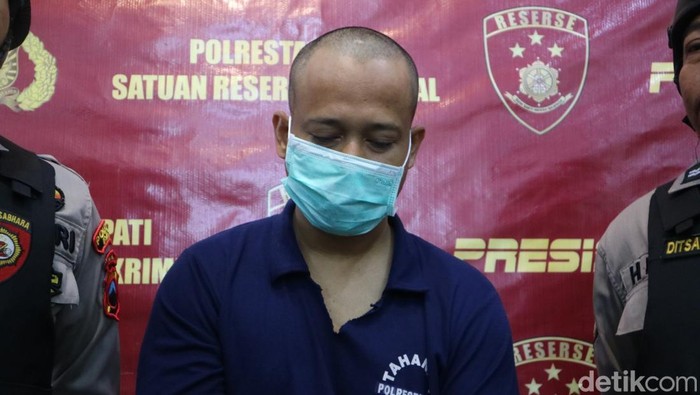 Penampakan tersangka pembunuhan Kukuh yang mayatnya ditemukan di jurang Desa Purwokerto saat dihadirkan di Polresta Pati, Rabu (30/7/2025).