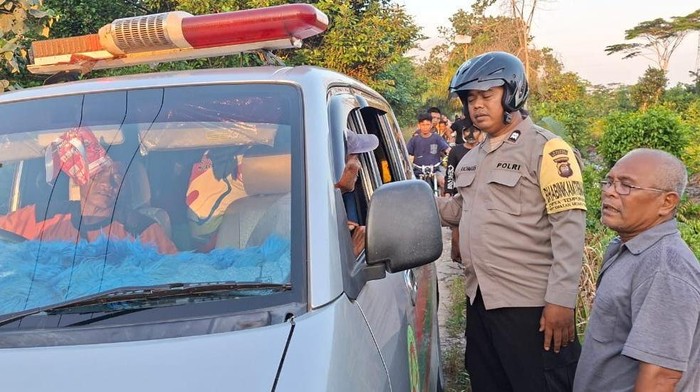 Tim gabungan mengevakuasi warga yang meninggal karena sesak asap karhutla. Foto: Dokumentasi Polsek Muara Pawan