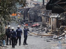 Video: Polisi Bawa Abu Arang dari TKP Kebakaran Pasar Taman Puring