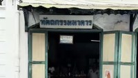 Seluruh sudut toko hingga resepnya masih dijaga dengan asli. Termasuk pintu di bagian luar yang tak pernah diubah sedikitpun. Foto: TikTok/@bangkokfoodie