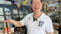 Ada dua jenis sriracha yang diproduksi di sini. Mulai dari varian sri racha pedas dan sri racha yang sangat pedas. Foto: TikTok/@bangkokfoodie