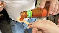 Pengunjung yang datang diperbolehkan mencicip kedua varian. Sehingga tak ada penyesalan setelah membelinya. Foto: TikTok/@bangkokfoodie