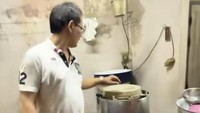 Pemilik toko generasi ketiga, mengatakan peralatan yang digunakan juga masih tradisional. Salah satunya mesin pencampur cabai dan rempah-rempah lainnya. Foto: TikTok/@bangkokfoodie