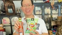 Tak hanya menjual saus saja, pemilik toko sri racha tersebut juga mengaku sebagai penikmatnya. Ia menyarankan para pelanggan untuk menikmati sri racha dengan camilan keripik agar lebih enak. Foto: TikTok/@bangkokfoodie
