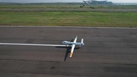 Dalam pengujian tersebut, Elang Hitam didampingi oleh pesawat Kodiak milik PTDI yang bertindak sebagai chaser aircraft untuk memantau performa dan menjamin aspek keselamatan selama penerbangan. Uji terbang ini menjadi bagian dari proses panjang menuju sertifikasi resmi dari otoritas penerbangan.