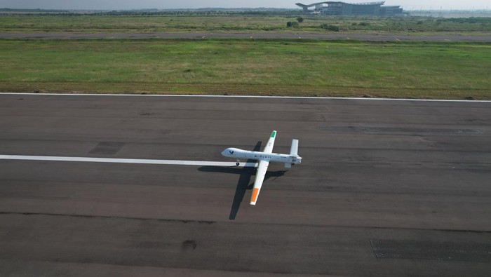 Top! Penampakan Terkini Pesawat Tanpa Awak Buatan RI Pesawat tanpa awak Elang Hitam kembali diuji terbang oleh PT Dirgantara Indonesia (PTDI) di Bandara Internasional Jawa Barat, Kertajati, Majalengka, Senin (28/07/2025). Uji coba ini menjadi langkah penting dalam pengembangan sistem udara nirawak berbasis teknologi nasional.