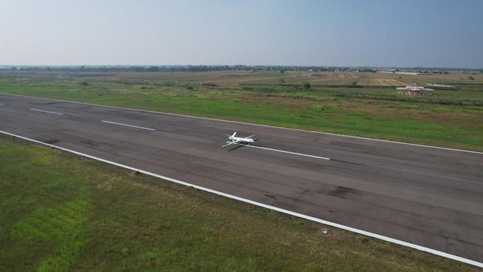 Top! Penampakan Terkini Pesawat Tanpa Awak Buatan RI Pesawat tanpa awak Elang Hitam kembali diuji terbang oleh PT Dirgantara Indonesia (PTDI) di Bandara Internasional Jawa Barat, Kertajati, Majalengka, Senin (28/07/2025). Uji coba ini menjadi langkah penting dalam pengembangan sistem udara nirawak berbasis teknologi nasional.