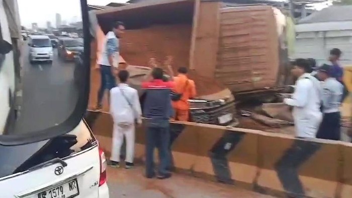 Truk tronton bermuatan tanah timpa Alphard di pintu tol Karawang Barat