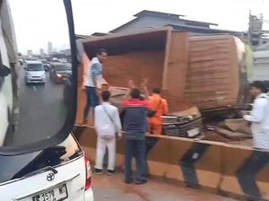 Video: Truk Tanah Terguling Timpa Toyota Voxy di Tol Karawang Barat