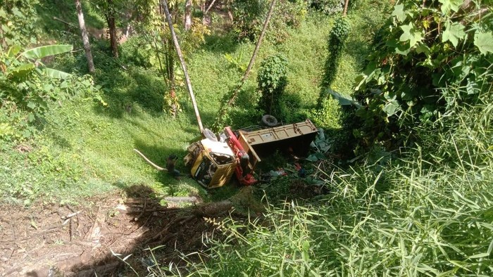 Truk yang terjatuh ke jurang di Deli Serdang. (Foto: Dok. Polsek Pancur Batu)