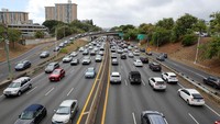 Lalu lintas padat terjadi di jalur timur dan barat Interstate H1, Honolulu, usai peringatan tsunami dikeluarkan pascagempa besar di Semenanjung Kamchatka, Selasa (29/7/2025). Pusat Peringatan Tsunami Pasifik menyebut gelombang pertama bisa tiba dalam waktu kurang dari tiga jam setelah gempa terjadi di kedalaman 10 km. (REUTERS/Marco Garcia)  