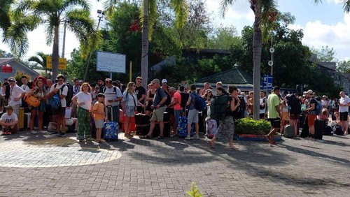 Turis asing menumpuk di Pelabuhan Lembar, Lombok Barat, Rabu (30/7/2025).