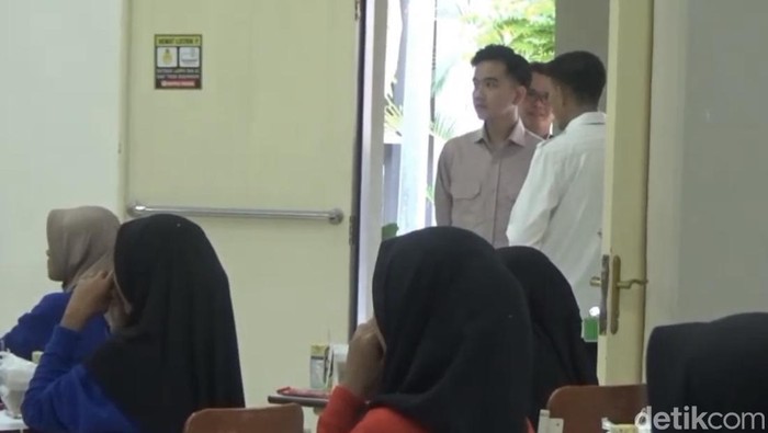 Wakil Presiden RI Gibran Rakabuming Raka meninjau aktivitas Sekolah Rakyat Menengah Pertama (SRMP) 4 Padang, Sumatera Barat. (Jeka Kampai/detikSumut)