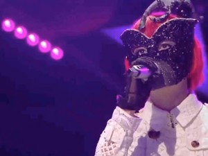 Ditunggu 22 Juta Fans, Penyanyi Bertopeng dari China Tunda Konser Perdana