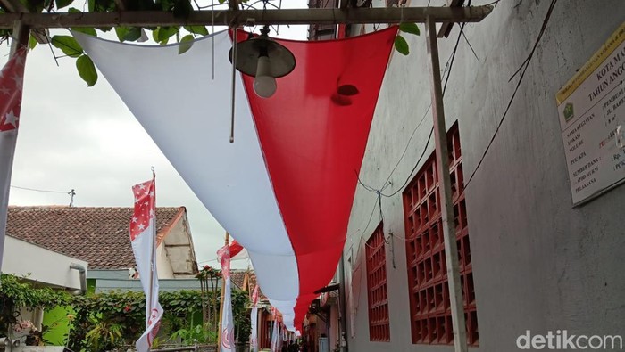 Warga Malang bentangkan bendera merah putih 80 meter jelang HUT RI