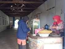 Emak-emak Klaten Ini Buka Warung di Makam, Auto Tutup Jika Ada yang Meninggal