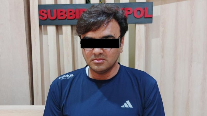 WNA asal Pakistan, MAI (41) ditangkap terkait penyelundupan 577 gram sabu yang disembunyikan di anus. (dok. Polda Metro Jaya)