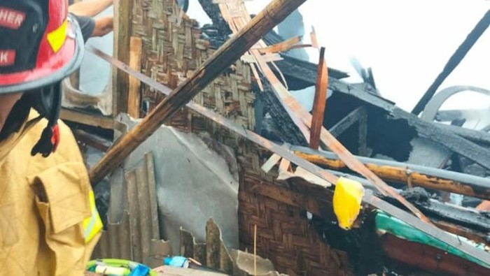 Rumah warga di Pandeglang ludes terbakar akibat korsleting listrik. (dok Istimewa)