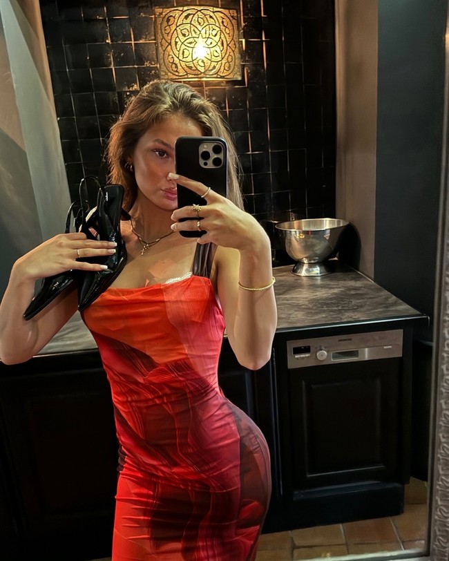 Alice sering menampilkan dirinya dengan pose dan penampilan yang stylish.  Foto: Instagram @alicesondergaard