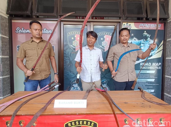Anggota Polresta Cilacap, Kamis (31/7/2025), menunjukkan senjata yang digunakan dalam tawuran dua geng motor dan menyebabkan satu orang tewas di Jalan Veteran.