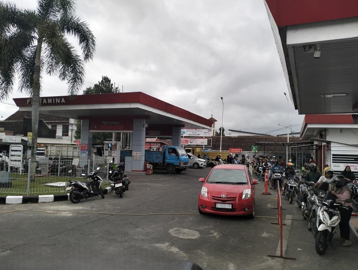 Antrean pembelian BBM di SPBU (30/7) terlihat sudah tidak seramai hari-hari sebelumnya pada minggu pertama penutupan jalan Jalur Gumitir yang dimulai pada 24 Juli 2025