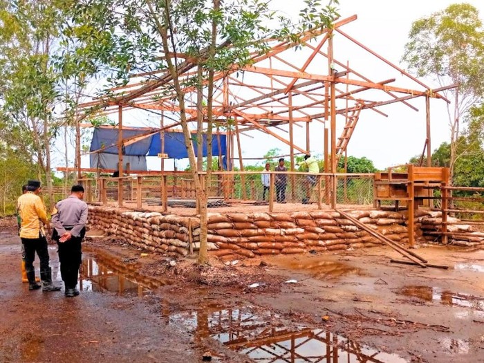 Gelanggang arena judi sabung ayam di RT 12, Suaran, Kelurahan Karang Harapan, Kecamatan Tarakan Barat yang semakin kokoh pasca penggerebekan.