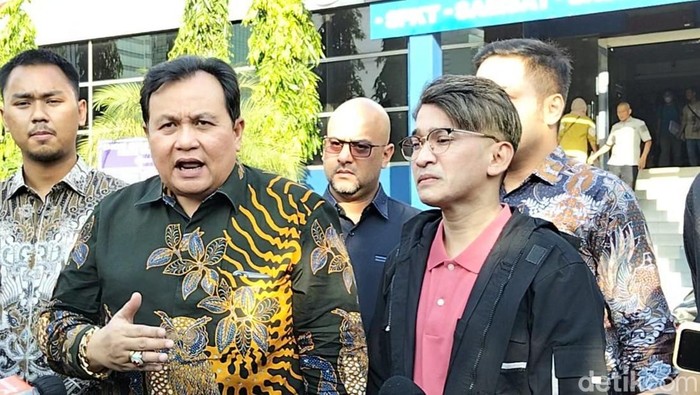 Artis Ruben Onsu melaporkan pemilik salah satu akun media sosial (medsos) atas dugaan perundungan atau bullying terhadap anaknya ke Polda Metro Jaya. (Rizky AM/detikcom)