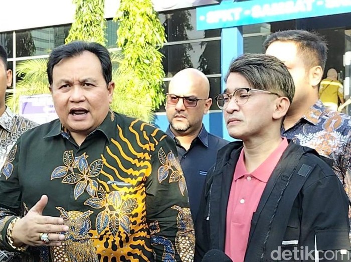 Artis Ruben Onsu melaporkan pemilik salah satu akun media sosial (medsos) atas dugaan perundungan atau bullying terhadap anaknya ke Polda Metro Jaya. (Rizky AM/detikcom)