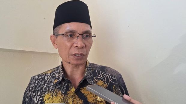 Asisten II Setda Mataram, Miftahurrahman, saat diwawancarai di kantornya, Kamis (31/7/2025). (Nathea Citra/detikBali)