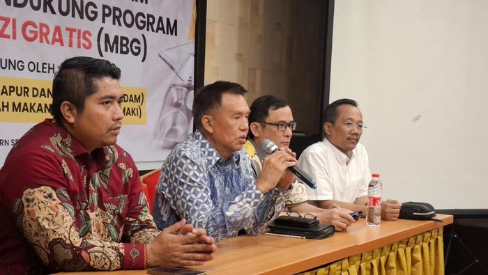 Asosiasi Produsen Wadah Makan Indonesia (Apmaki) meminta agar pemerintah tidak melonggarkan kebijakan untuk impor food tray.