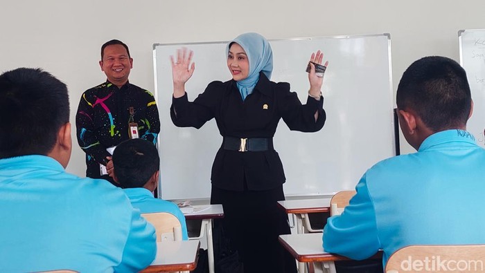 Anggota Komisi VIII DPR RI, Atalia Praratya di Sekolah Rakyat Cimahi