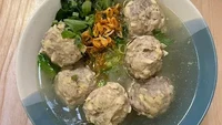 Bakso Klaten Gandaria juga patut dikunjungi jika ingin mencicipi sedapnya bakso langganan artis dan pejabat. Kabarnya racikan bakso urat yang teksturnya garing ini menjadi langganan Boediono yang pernah menjabat sebagai Wakil Presiden Indonesia ke-11. Foto: Google Review