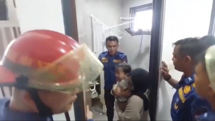 Balita 2 tahun di Padang terjebak di Kamar Mandi dievakuasi Damkar. (Istimewa)