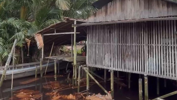 Bangunan warga rusak kena angin dari baling-baling helikopter.