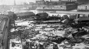 Di 1919, warga di Commercial Street di Bostons North End sudah terbiasa dengan gemuruh tangki penampung setinggi 15 meter di sana. Tangki itu menampung molase untuk United States Industrial Alcohol, yang menggunakanya untuk memproduksi alkohol. Tangki itu sering bocor karena ketidakstabilan struktural. Di 15 Januari 1919, sebelum ada yang mengerti apa yang terjadi, 8,7 juta liter molase tumpah ke jalan, mengakibatkan gelombang pasang setinggi 5 meter yang melaju 56 km per jam. Gelombang itu menghancurkan setiap orang, kuda, bangunan, dan tiang listrik yang dilaluinya. Sebanyak 21 orang tewas dan 150 terluka.  Foto: Listverse