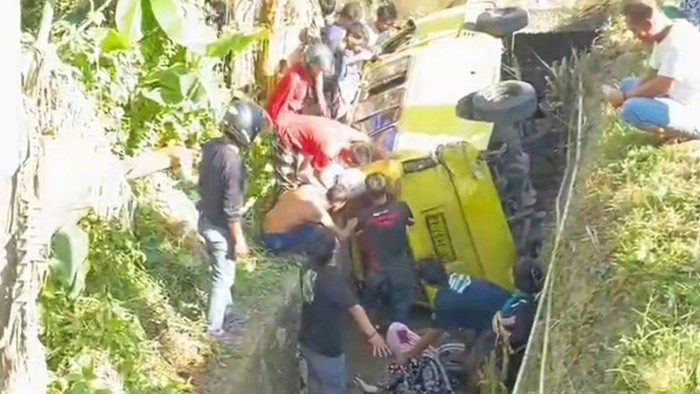Sebuah mobil angkutan kota (angkot) jatuh ke parit gegara ditabrak truk di Jalan Poros Barru-Pangkep.