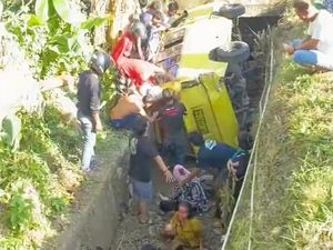 Kronologi Angkot Rombongan Peziarah Terjun ke Parit Barru Usai Ditabrak Truk