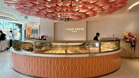 Daya tarik utama butik kue ini adalah konter macaron 360 derajat yang menyajikan kreasi khas seperti Ispahan, Mogador, dan Infiniment Vanille. Foto: TimeOut Singapore/Adira Chow