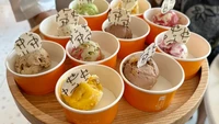 Singapura menjadi lokasi pertama Pierre Hermé menghadirkan es krim dengan teknik layering khas, menampilkan rasa ikonik seperti Ispahan dan Mogador. Foto: TimeOut Singapore/Adira Chow
