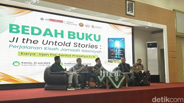 Bedah buku bersama Densus 88 di UM Surabaya