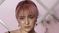 Aktris cantik Marshanda, sempat mencuri perhatian karena tampilannya di resepsi Luna Maya dan Maxime Bouttier. Ia tampil memukau dengan gaun hitam dan rambut berwarna pink. Foto: Instagram @marshanda99