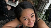 Salah satunya ini ketika artis kelahiran 1989 itu mampir ke sebuah kafe di Bali. Lucunya Marshanda memesan minuman kopi dengan latte art berbentuk wajahnya.  Foto: Instagram @marshanda99