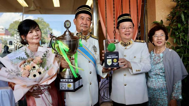 Petani durian asal Pulau Pinang, Malaysia bernama Leow Cheok Kiang menerima salah satu penghargaan tertinggi di negerinya setelah puluhan tahun menanam dan mengembangkan durian jenis Black Thorn atau Or Chee.