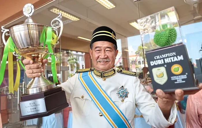 Petani durian asal Pulau Pinang, Malaysia bernama Leow Cheok Kiang menerima salah satu penghargaan tertinggi di negerinya setelah puluhan tahun menanam dan mengembangkan durian jenis Black Thorn atau Or Chee.