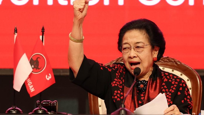 Ketua Umum DPP PDI Perjuangan (PDIP) Megawati Soekarnoputri menyampaikan pengarahan pada Bimbingan Teknis (Bimtek) bagi anggota DPR, DPRD Provinsi dan Kabupaten/Kota Fraksi PDI Perjuangan (PDIP) periode 2024-2029 di The Meru, Bali Beach Convention Center, Denpasar, Bali, Rabu (30/7/2025). Bimtek yang diikuti sekitar 3.200 peserta tersebut menjadi ajang pembekalan sekaligus konsolidasi internal terbesar PDIP untuk memperkuat soliditas partai. ANTARA FOTO/Monang Sinaga/app/tom.