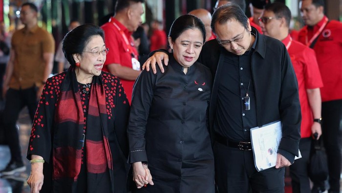 Ketua Umum DPP PDI Perjuangan (PDIP) Megawati Soekarnoputri (kiri) bersama Ketua DPP PDIP Puan Maharani (tengah) dan Ketua DPP PDIP Bidang Ekonomi Kreatif, M. Prananda Prabowo (kanan) berjalan  memasuki lokasi acara Bimbingan Teknis (Bimtek) bagi anggota DPR, DPRD Provinsi dan Kabupaten/Kota Fraksi PDI Perjuangan (PDIP) periode 2024-2029 di The Meru, Bali Beach Convention Center, Denpasar, Bali, Rabu (30/7/2025). Bimtek yang diikuti sekitar 3.200 peserta tersebut menjadi ajang pembekalan sekaligus konsolidasi internal terbesar PDIP untuk memperkuat soliditas partai. ANTARA FOTO/Monang Sinaga/app/tom.