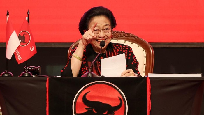 Ketua Umum DPP PDI Perjuangan (PDIP) Megawati Soekarnoputri menyampaikan pengarahan pada Bimbingan Teknis (Bimtek) bagi anggota DPR, DPRD Provinsi dan Kabupaten/Kota Fraksi PDI Perjuangan (PDIP) periode 2024-2029 di The Meru, Bali Beach Convention Center, Denpasar, Bali, Rabu (30/7/2025). Bimtek yang diikuti sekitar 3.200 peserta tersebut menjadi ajang pembekalan sekaligus konsolidasi internal terbesar PDIP untuk memperkuat soliditas partai. ANTARA FOTO/Monang Sinaga/app/tom.