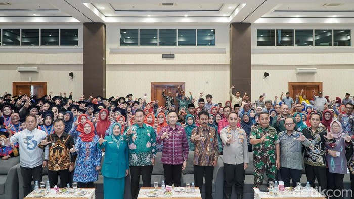 Bupati Lamongan Yuhronur Efendi saat menggelar wisuda Sekolah Orangtua Hebat (soth) angkatan V
